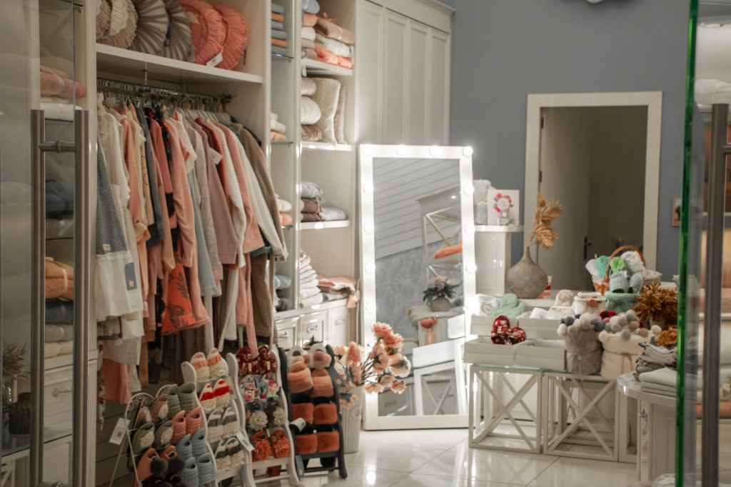 How to start an online boutique business and a list of wholesale&nbsp;vendors?